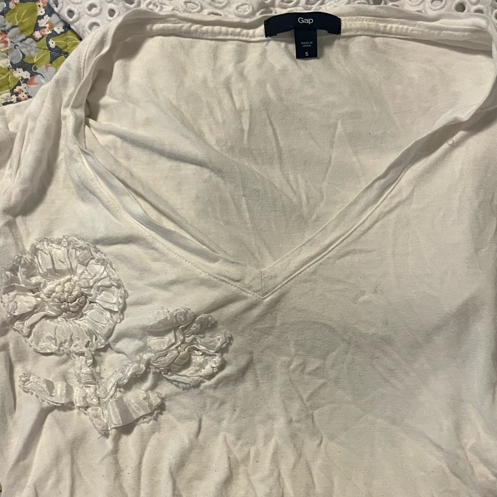 EUC GAP white embroidered tee shirt